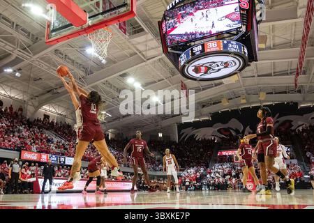 9. November 2021: Das NC State Wolfpack Center Elissa Cunane (33) lässt ihren Schuss von NC State Wolfpack Guard Aziaha James (10) in der zweiten Hälfte des NCAA Womens Basketball Matchup im Reynolds Coliseum in Raleigh, NC blockieren. (Scott Kinser/Cal Sport Media)(Credit Image: &Copy; Scott Kinser/CSM via ZUMA Wire) Stockfoto