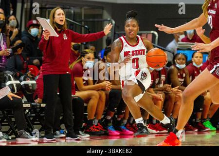9. November 2021: NC State Wolfpack Guard Diamond Johnson (0) bringt den Ball in der zweiten Hälfte des NCAA Womens Basketball Matchup im Reynolds Coliseum in Raleigh, NC. (Scott Kinser/Cal Sport Media)(Credit Image: &Copy; Scott Kinser/CSM via ZUMA Wire) Stockfoto