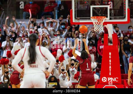 9. November 2021: Zia Cooke (1) schießt in der zweiten Hälfte des NCAA Womens Basketball Matchup im Reynolds Coliseum in Raleigh, North Carolina Freiwürfe gegen den NC State Wolfpack. (Scott Kinser/Cal Sport Media)(Credit Image: &Copy; Scott Kinser/CSM via ZUMA Wire) Stockfoto