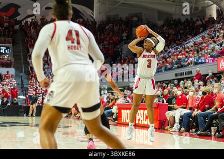 9. November 2021: NC State Wolfpack Wachmann Kai Crutchfield (3) schießt in der zweiten Hälfte des NCAA Womens Basketball Matchup im Reynolds Coliseum in Raleigh, NC, einen drei Pointer. (Scott Kinser/Cal Sport Media)(Credit Image: &Copy; Scott Kinser/CSM via ZUMA Wire) Stockfoto