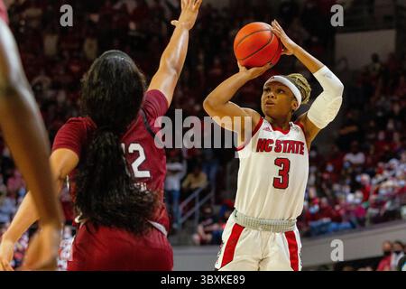 9. November 2021: NC State Wolfpack Wachmann Kai Crutchfield (3) schießt in der zweiten Hälfte des NCAA Womens Basketball Matchup im Reynolds Coliseum in Raleigh, NC, einen drei Pointer. (Scott Kinser/Cal Sport Media)(Credit Image: &Copy; Scott Kinser/CSM via ZUMA Wire) Stockfoto