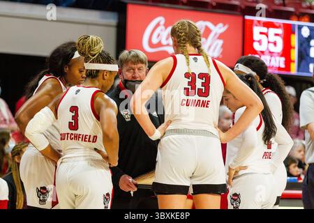 9. November 2021: NC State Wolfpack Head Coach Wes Moore spricht mit seinem Team während einer Auszeit in der zweiten Hälfte des NCAA Womens Basketball Matchup im Reynolds Coliseum in Raleigh, NC. (Scott Kinser/Cal Sport Media)(Credit Image: &Copy; Scott Kinser/CSM via ZUMA Wire) Stockfoto