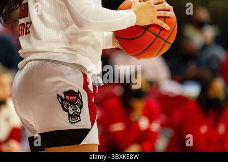 9. November 2021: General Schuss von NC State Wolfpack WomenÕs Basketball in der zweiten Halbzeit gegen die South Carolina Gamecocks im NCAA Womens Basketball Matchup im Reynolds Coliseum in Raleigh, NC. (Scott Kinser/Cal Sport Media)(Credit Image: &Copy; Scott Kinser/CSM via ZUMA Wire) Stockfoto