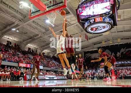 9. November 2021: Das NC State Wolfpack Center Elissa Cunane (33) schießt in der zweiten Hälfte des NCAA Womens Basketball Matchups im Reynolds Coliseum in Raleigh, NC, ein Layup unter der Stürmerin Aliyah Boston (4). (Scott Kinser/Cal Sport Media)(Credit Image: &Copy; Scott Kinser/CSM via ZUMA Wire) Stockfoto