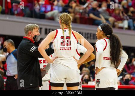 9. November 2021: NC State Wolfpack Head Coach Wes Moore spricht mit seinem Team während einer Auszeit in der zweiten Hälfte des NCAA Womens Basketball Matchup im Reynolds Coliseum in Raleigh, NC. (Scott Kinser/Cal Sport Media)(Credit Image: &Copy; Scott Kinser/CSM via ZUMA Wire) Stockfoto