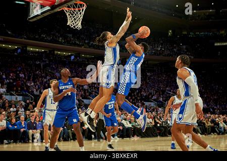 9. November 2021, New York, USA: Kentucky Wildcats Stürmer Keion Brooks Jr. (12) schießt in der ersten Halbzeit beim State Farm Champions Classic im Madison Square Garden in New York City gegen Duke Blue Devils Stürmer Theo John (12). Duke besiegte Kentucky mit 79:71. Duncan Williams/CSM(Kreditbild: &Copy; Duncan Williams/CSM via ZUMA Wire) Stockfoto