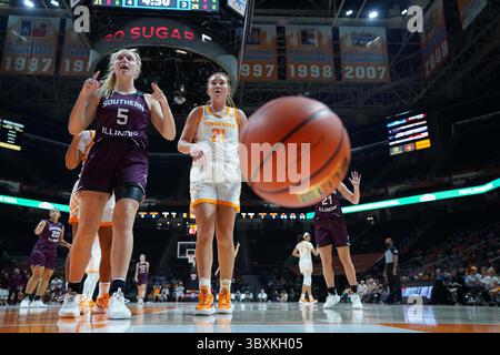 10. November 2021: Caitlin Link #5 von den Southern Illinois Salukis und Tess Darby #21 von den Tennessee Lady Vols schauen sich die Refs während des NCAA Basketballspiels zwischen den University of Tennessee Lady Volunteers und der Southern Illinois University Salukis in der Thompson-Boling Arena in Knoxville an Tim Gangloff/CSM(Credit Image: &Copy; Tim Gangloff/CSM via ZUMA Wire) Stockfoto