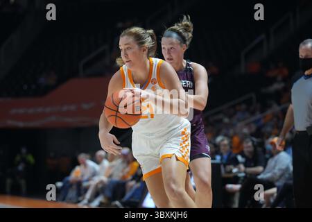 10. November 2021: Tess Darby #21 der Tennessee Lady Vols fährt während des NCAA Basketballspiels zwischen den University of Tennessee Lady Volunteers und der Southern Illinois University Salukis in der Thompson-Boling Arena in Knoxville, TN Tim Gangloff/CSM (Credit Image: &Copy; Tim Gangloff/CSM via ZUMA Wire) in den Korb. Stockfoto