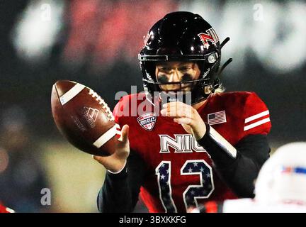 November 2021, DeKalb, IL, USA: November 10, 2021 Dekalb, Illinois, USA: der Quarterback LOMBARDI aus Northern Illinois (12) macht in der ersten Hälfte eines Spiels der NCAA Division gegen Ball State in DeKalb, Illinois den Sprung. NIU gewann 30:29. (Bild: © H. Rick Bamman/ZUMA Press Wire) Stockfoto