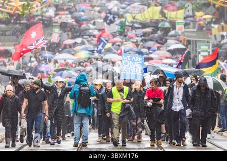 13. November 2021, Melbourne, Victoria, Australien: Demonstranten marschieren im zentralen Geschäftsviertel von Melbourne, Australien gegen Gesetzesvorschläge der Regierung, die Pandemie-Management-Befugnisse regeln. (Bild: © Sydney Low/ZUMA Press Wire) Stockfoto