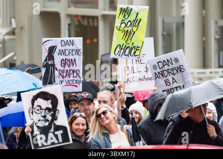 13. November 2021, Melbourne, Victoria, Australien: Demonstranten marschieren im zentralen Geschäftsviertel von Melbourne, Australien gegen Gesetzesvorschläge der Regierung, die Pandemie-Management-Befugnisse regeln. (Bild: © Sydney Low/ZUMA Press Wire) Stockfoto