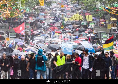13. November 2021, Melbourne, Victoria, Australien: Demonstranten marschieren im zentralen Geschäftsviertel von Melbourne, Australien gegen Gesetzesvorschläge der Regierung, die Pandemie-Management-Befugnisse regeln. (Bild: © Sydney Low/ZUMA Press Wire) Stockfoto