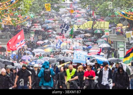 13. November 2021, Melbourne, Victoria, Australien: Demonstranten marschieren im zentralen Geschäftsviertel von Melbourne, Australien gegen Gesetzesvorschläge der Regierung, die Pandemie-Management-Befugnisse regeln. (Bild: © Sydney Low/ZUMA Press Wire) Stockfoto