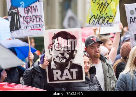 13. November 2021, Melbourne, Victoria, Australien: Demonstranten marschieren im zentralen Geschäftsviertel von Melbourne, Australien gegen Gesetzesvorschläge der Regierung, die Pandemie-Management-Befugnisse regeln. (Bild: © Sydney Low/ZUMA Press Wire) Stockfoto