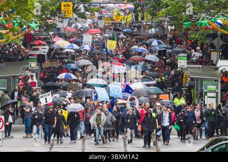 13. November 2021, Melbourne, Victoria, Australien: Demonstranten marschieren im zentralen Geschäftsviertel von Melbourne, Australien gegen Gesetzesvorschläge der Regierung, die Pandemie-Management-Befugnisse regeln. (Bild: © Sydney Low/ZUMA Press Wire) Stockfoto