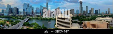 Die Skyline der Stadt Austin Texas zeigt nach Norden über den Ladybird Lake und die Congress Street Bridge. Stockfoto