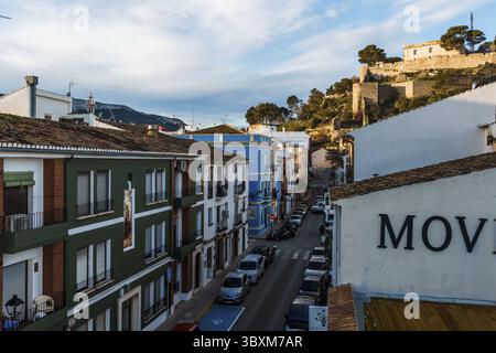 Denia, Spanien - 5. Dezember 2024: Historische Stadt Denia in Alicante bei Sonnenaufgang Stockfoto