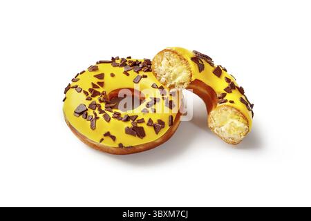 Appetitlich flauschige Donuts mit tropischem Geschmack, gefüllt mit Buttercreme mit Mango- und Passionsfrucht-Geschmack, gekrönt mit leuchtender gelber Zuckerguss, isoliert auf Wi Stockfoto
