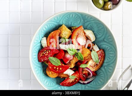 Essen, toskanische Panzanella, traditioneller italienischer Salat mit Tomaten und Brot Stockfoto