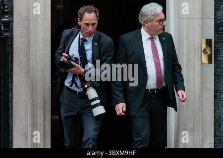 London, Großbritannien. Juli 2025. Der Fotograf Steffen Kugler verlässt die Downing Street 10 kurz vor Bundeskanzler Friedrich Merz. Sir Keir Starmer und Friedrich Merz werden die Unterzeichnung eines freundschaftsvertrags zwischen Großbritannien und Deutschland in den Bereichen Sicherheit, Verteidigung, Wirtschaft und Handel bekanntgeben. Es ist der erste offizielle Besuch des deutschen Bundeskanzlers in London seit seinem Amtsantritt im Mai. Quelle: Mark Kerrison/Alamy Live News Stockfoto