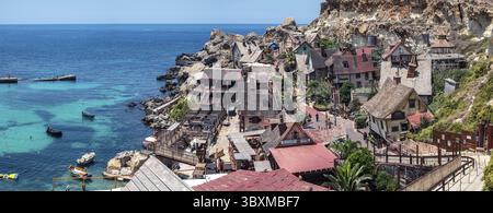 Popeye Village, Malta - 19. Juli 2019. Luftpanorama von Popeye Village. Auch bekannt als Sweethaven Village. Es ist ein Filmset absichtlich gebautes Dorf, Stockfoto