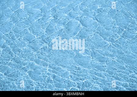Oberfläche des blauen Meerwassers mit Kräuselung. Hintergrund der Wasseroberfläche, Textur Stockfoto