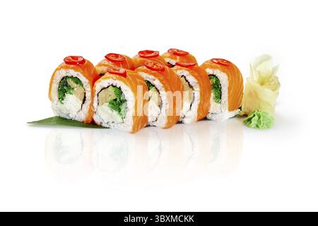 Frisch zubereitete philadelphia-Uamaki-Sushi-Brötchen werden auf weißem Hintergrund präsentiert, mit lebhaften Farben und präziser Anordnung Stockfoto