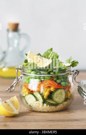 Glas mit frischem rohem Gemüse und Couscous-Grütze. Gesunde Mahlzeit Prep - Rezeptvorbereitung Fotos. Gesunde vegane Gerichte in Glasbehältern. Weig Stockfoto