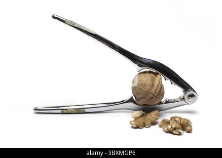 Nahaufnahme einer Metallzange zum Öffnen von Nüssen mit Nussknacker isoliert auf weißem Hintergrund Stockfoto