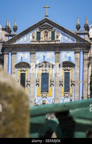 Traditionelle Kirche von Ajulejo im Zentrum von Porto, Portugal Stockfoto