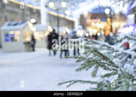 St. Petersburg, Russland - 23. Dezember 2020: Traditionelle Weihnachtsmesse auf dem Manezhnaya-Platz. Wunderschöne Dekoration, Baum, Lichter, Karussells, Eislaufbahn Stockfoto