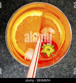 Erfrischendes Getränk mit Orangen und Erdbeeren, Trinkhalm, Blick von oben Stockfoto