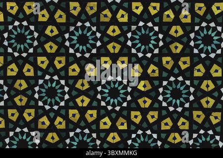 Ein detailliertes islamisches geometrisches Mosaik mit lebhaften Farben und symmetrischen Mustern. Das Design zeigt traditionelle Arabesken-Motive mit Sternscha Stockfoto