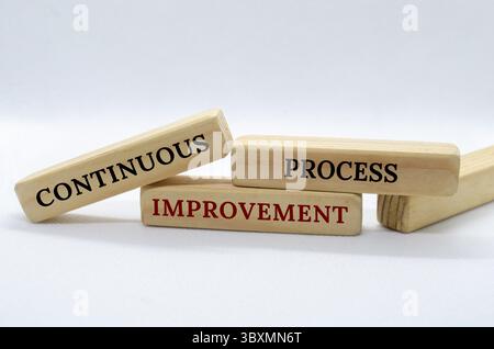 Text zur kontinuierlichen Prozessverbesserung auf Holzblöcken mit weißem Hintergrund. Prozessverbesserungskonzept Stockfoto