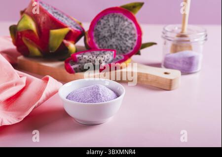 Essen, rosafarbenes Matcha-Pulver in einer Schüssel und frische Drachenfrüchte auf dem Tisch Stockfoto