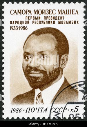 UdSSR - UM 1986: Eine in der UdSSR gedruckte Briefmarke zeigt Samora Moises Machel (1933–1986) Präsident von Mosambik, um 1986 Stockfoto