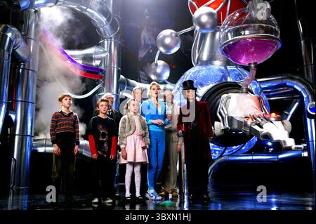 JUNI 2005 - L-R: .FREDDIE HIGHMORE, JORDAN FRY, DAVID KELLY, JULIA WINTER, JAMES FOX, MISSI PYLE, ADAM GODLEY UND JOHNNY DEPP. Charlie und die Schokoladenfabrik. (Bild: © Kelly Jordan/ZUMA Press Wire) Stockfoto