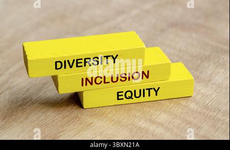 Text für Diversity, Inklusion und Equity auf gelben Holzblöcken. D- und I-Konzept Stockfoto
