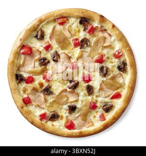 Köstliche Pizza mit Scheiben geräuchertem Hühnerfilet, gebratenen Pilzen, karamellisierten Zwiebeln und frischen reifen Tomaten auf einer Schicht geschmolzenem Käse-Isol Stockfoto