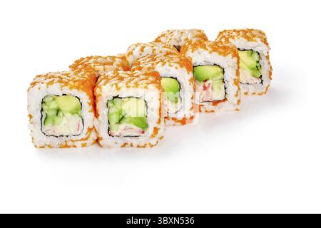Set mit kalifornischen Rollen in Tobiko-Kaviar gefüllt mit Surimi-Krabben, Gurken und Avocado auf weißem Hintergrund. Authentisches japanisches Essenskonzept Stockfoto