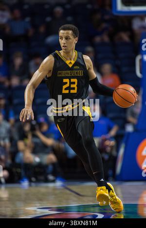 18. November 2021: Patrick Baldwin Jr. (23) bringt den Ball während des NCAA-Basketballspiels zwischen den Milwaukee Panthers und den Florida Gators im Stephen C. O’Connell Center Gainesville, FL. Jonathan Huff/CSM (Credit Image: &Copy; Jonathan Huff/CSM via ZUMA Wire) Stockfoto