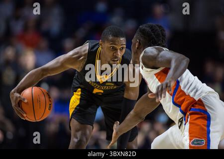 18. November 2021: Jordan Lathon (2) dribbelt den Ball während des NCAA-Basketballspiels zwischen den Milwaukee Panthers und den Florida Gators im Stephen C. O’Connell Center Gainesville, FL. Jonathan Huff/CSM (Credit Image: &Copy; Jonathan Huff/CSM via ZUMA Wire) Stockfoto