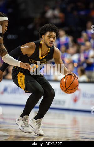 18. November 2021: Donovan Newby (0) der Milwaukee Panthers-Wachmann sucht nach einer Eröffnung in der Verteidigung während des NCAA-Basketballspiels zwischen den Milwaukee Panthers und den Florida Gators im Stephen C. O’Connell Center Gainesville, FL. Jonathan Huff/CSM (Credit Image: &Copy; Jonathan Huff/CSM via ZUMA Wire) Stockfoto