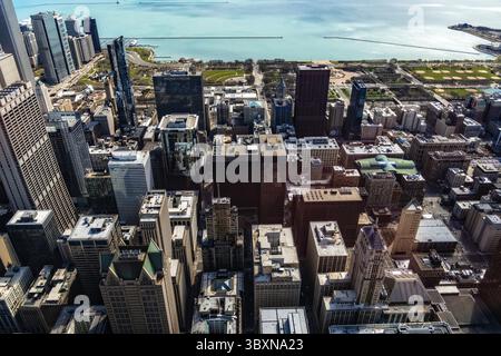 Chicago, USA - 14. April 2025: Aus der Vogelperspektive zeigt die berühmte Skyline Chicagos, deren vielfältige Architektur und einen Blick auf den Lake Mi bietet Stockfoto
