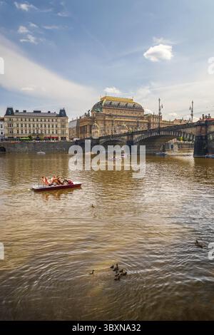 Prag, Tschechische republik - 08 12 2021: Nationaltheatergebäude und Legionsbrücke, Blick auf die Moldau von der Strelecky-Insel Stockfoto