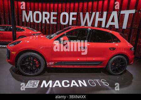 18. November 2021, Los Angeles, Kalifornien, USA: Der Porsche Macan GTS wird am Donnerstag, den 18. November 2021, im Los Angeles Convention Center in Los Angeles auf der Automobility LA 2021 ausgestellt. (Bild: © Prensa Internacional Via ZUMA Press Wire) Stockfoto