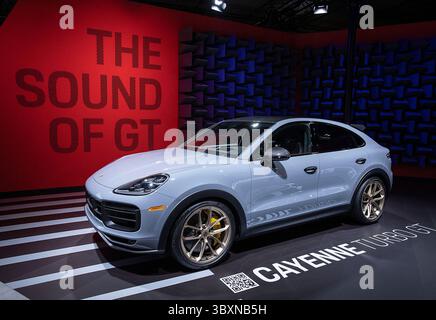 18. November 2021, Los Angeles, Kalifornien, USA: Der Porsche Cayenne Turbo GT wird am Donnerstag, den 18. November 2021, im Los Angeles Convention Center in Los Angeles im 2021 Automobility LA ausgestellt. (Bild: © Prensa Internacional Via ZUMA Press Wire) Stockfoto