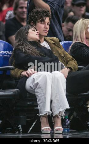 18. November 2021, Los Angeles, Kalifornien, USA: Camila Cabello und Shawn Mendes beenden die zweijährige Beziehung. DATEIFOTO: Camilla Cabello und Shawn Mendes nehmen am Montag, den 11. November 2019, im Staples Center in Los Angeles, Kalifornien, am NBA-Spiel zwischen den Los Angeles Clippers und den Toronto Raptors Teil. JAVIER ROJAS/PI (Foto: © Prensa Internacional Via ZUMA Press Wire) Stockfoto