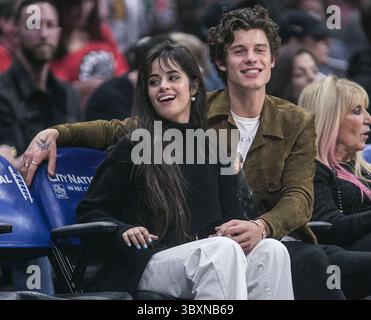18. November 2021, Los Angeles, Kalifornien, USA: Camila Cabello und Shawn Mendes beenden die zweijährige Beziehung. DATEIFOTO: Camilla Cabello und Shawn Mendes nehmen am Montag, den 11. November 2019, im Staples Center in Los Angeles, Kalifornien, am NBA-Spiel zwischen den Los Angeles Clippers und den Toronto Raptors Teil. JAVIER ROJAS/PI (Foto: © Prensa Internacional Via ZUMA Press Wire) Stockfoto