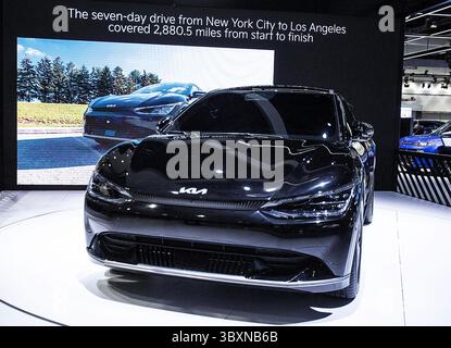 18. November 2021, Los Angeles, Kalifornien, USA: Der KIA EV6 wird am Donnerstag, den 18. November 2021, im Los Angeles Convention Center in Los Angeles, Kalifornien, im 2021 Automobility LA ausgestellt. JAVIER ROJAS/PI (Foto: © Prensa Internacional Via ZUMA Press Wire) Stockfoto